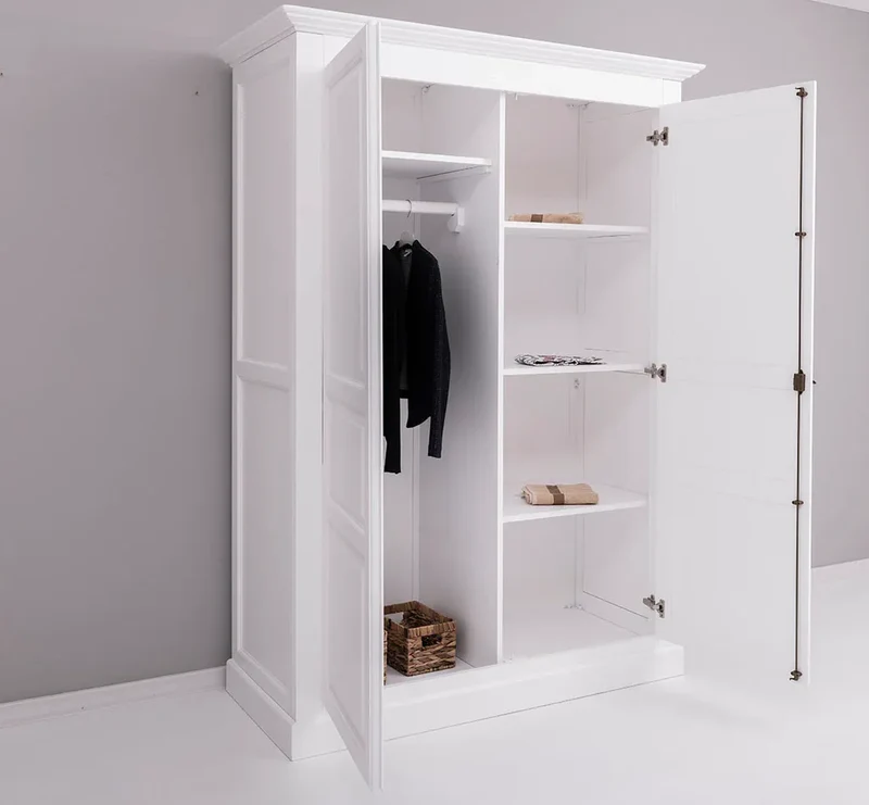 Massiver Kleiderschrank mit zwei Türen im Landhausstil