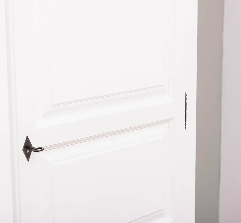 Massiver Kleiderschrank mit zwei Türen im Landhausstil