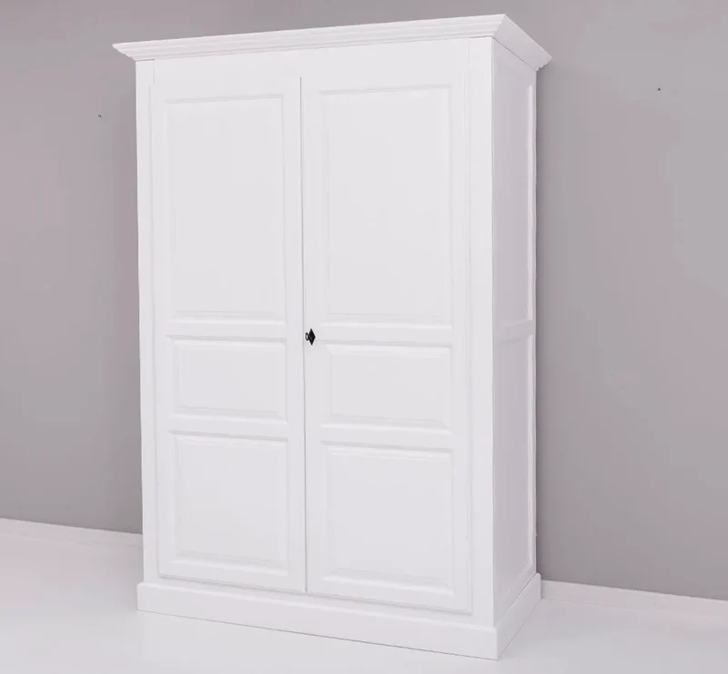 Massiver Kleiderschrank mit zwei Türen im Landhausstil