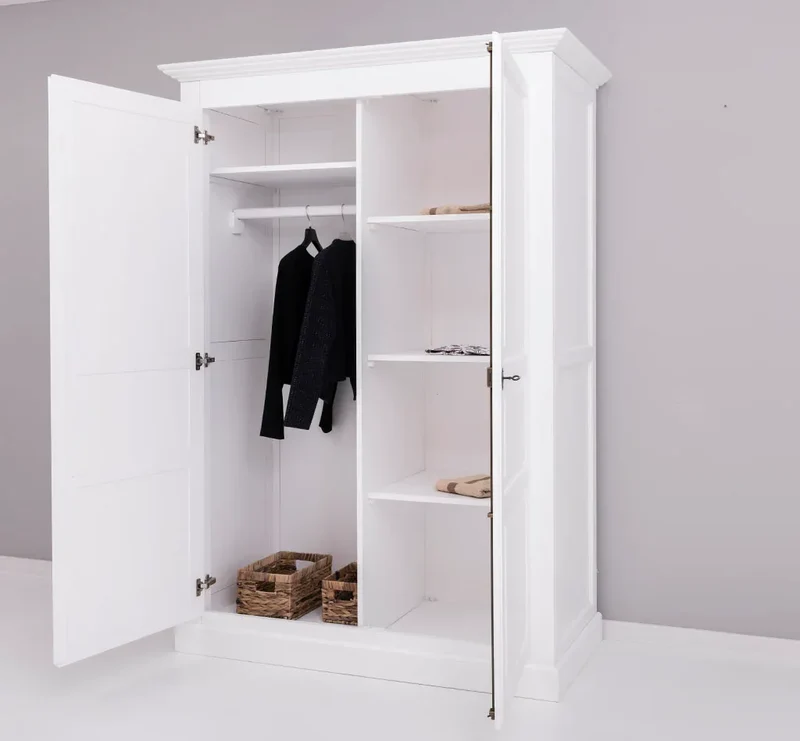 Massiver Kleiderschrank mit zwei Türen im Landhausstil
