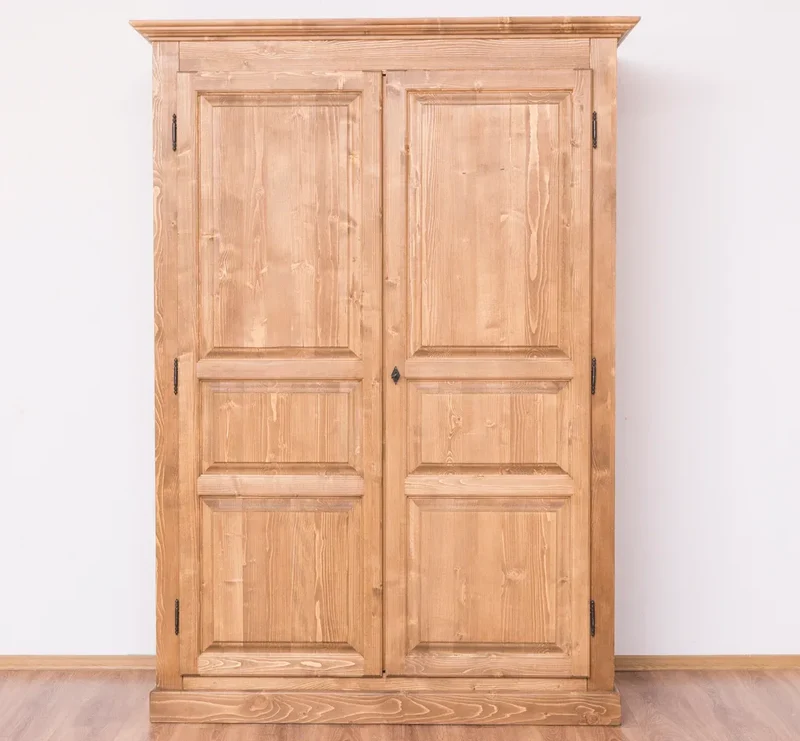 Massiver Kleiderschrank mit zwei Türen im Landhausstil