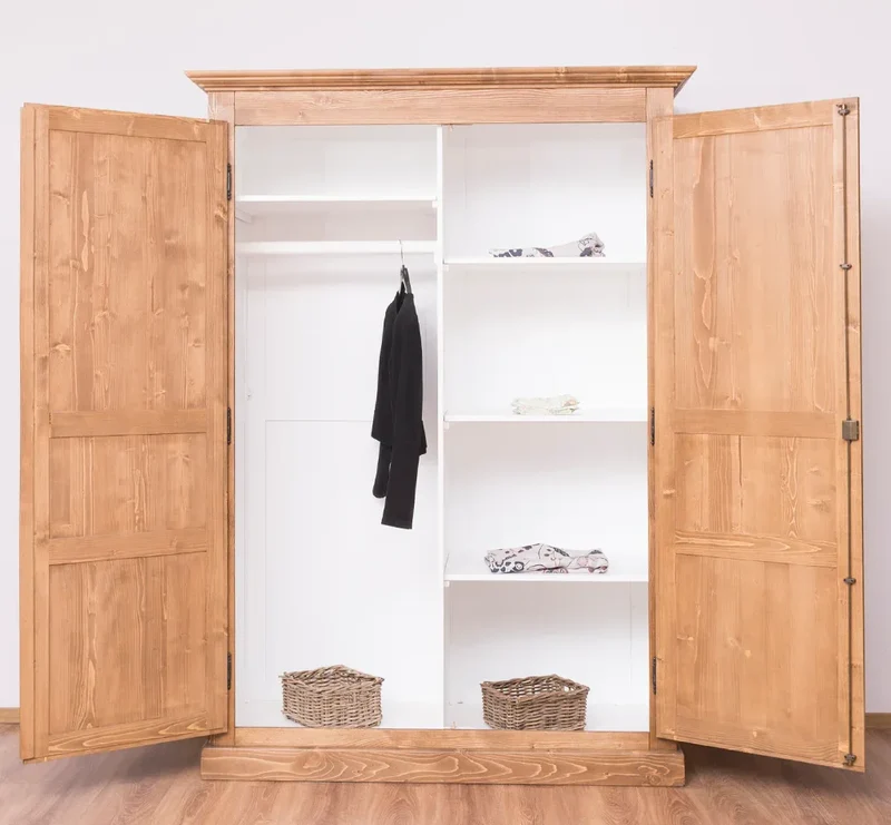 Massiver Kleiderschrank mit zwei Türen im Landhausstil