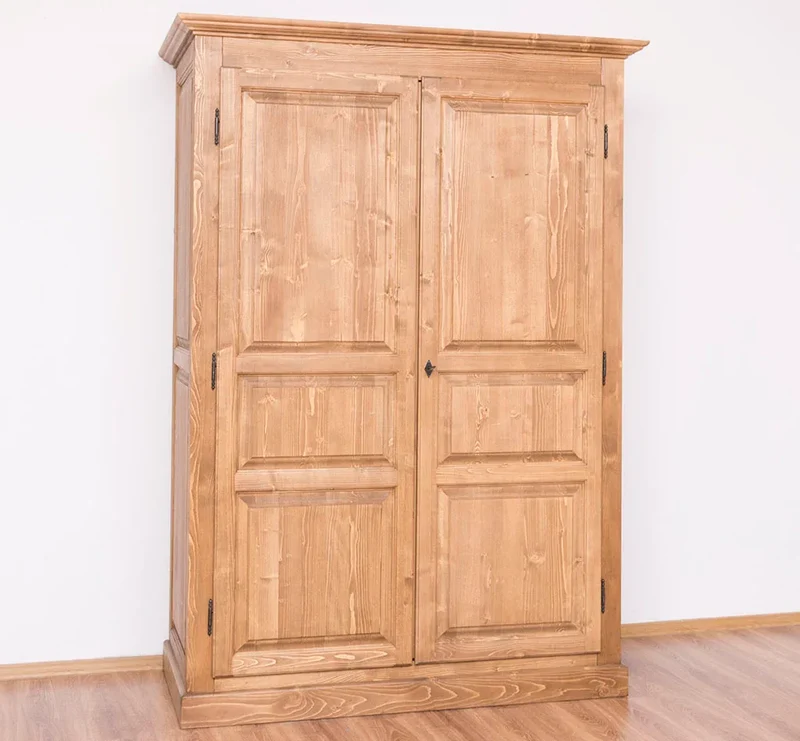 Massiver Kleiderschrank mit zwei Türen im Landhausstil
