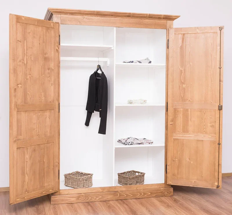 Massiver Kleiderschrank mit zwei Türen im Landhausstil