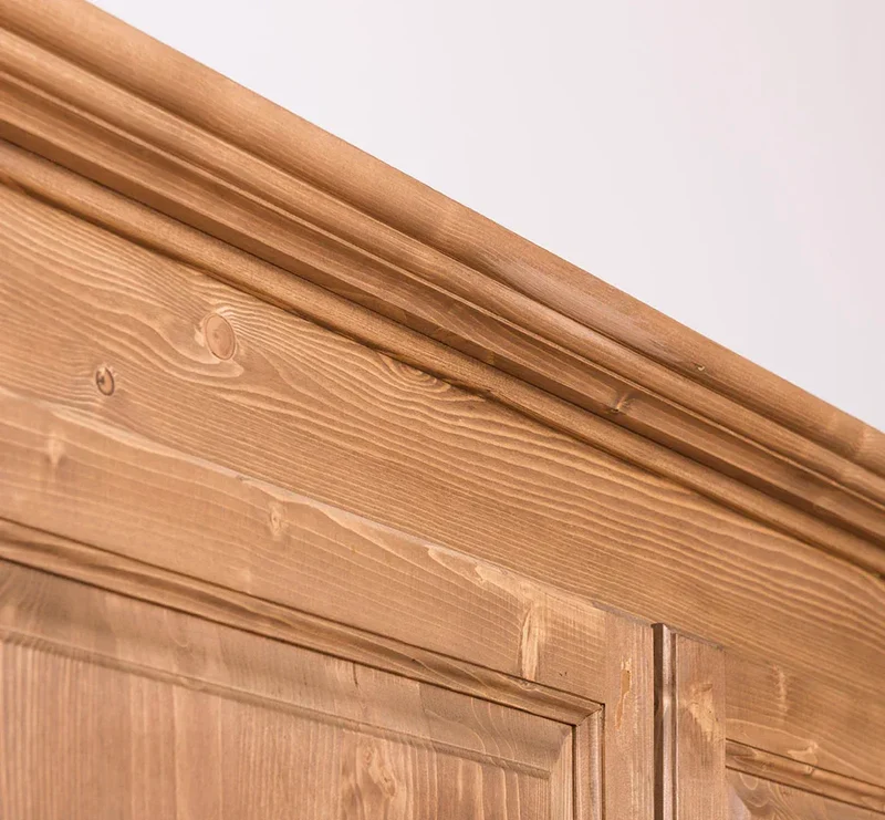 Massiver Kleiderschrank mit zwei Türen im Landhausstil