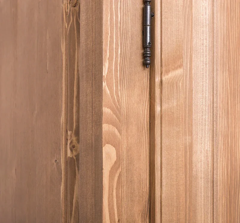 Massiver Kleiderschrank mit zwei Türen im Landhausstil