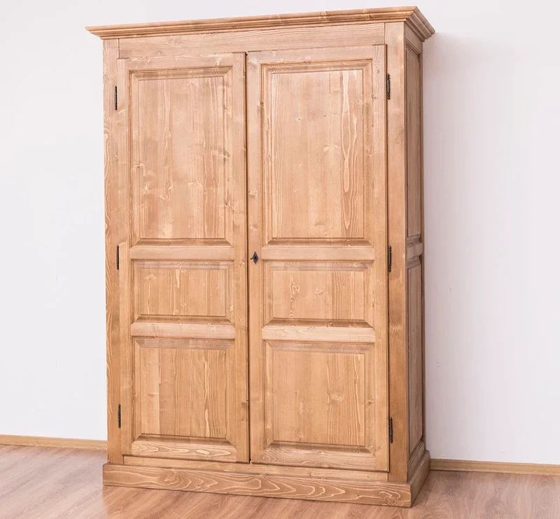 Massiver Kleiderschrank mit zwei Türen im Landhausstil