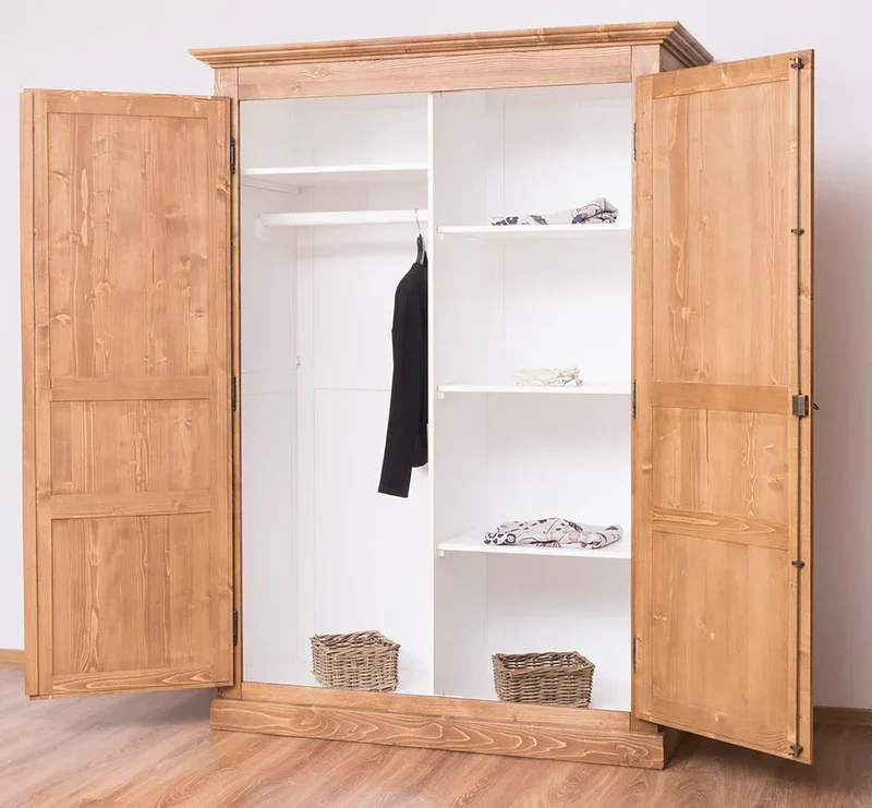 Massiver Kleiderschrank mit zwei Türen im Landhausstil
