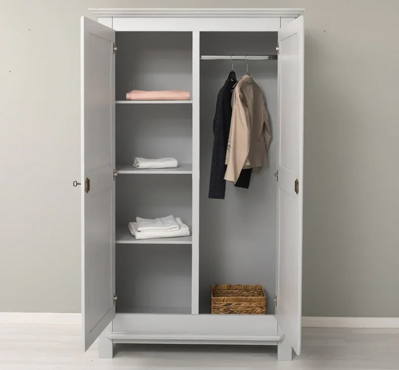 Vintage Kleiderschrank aus Massivholz in verschiedenen Farben
