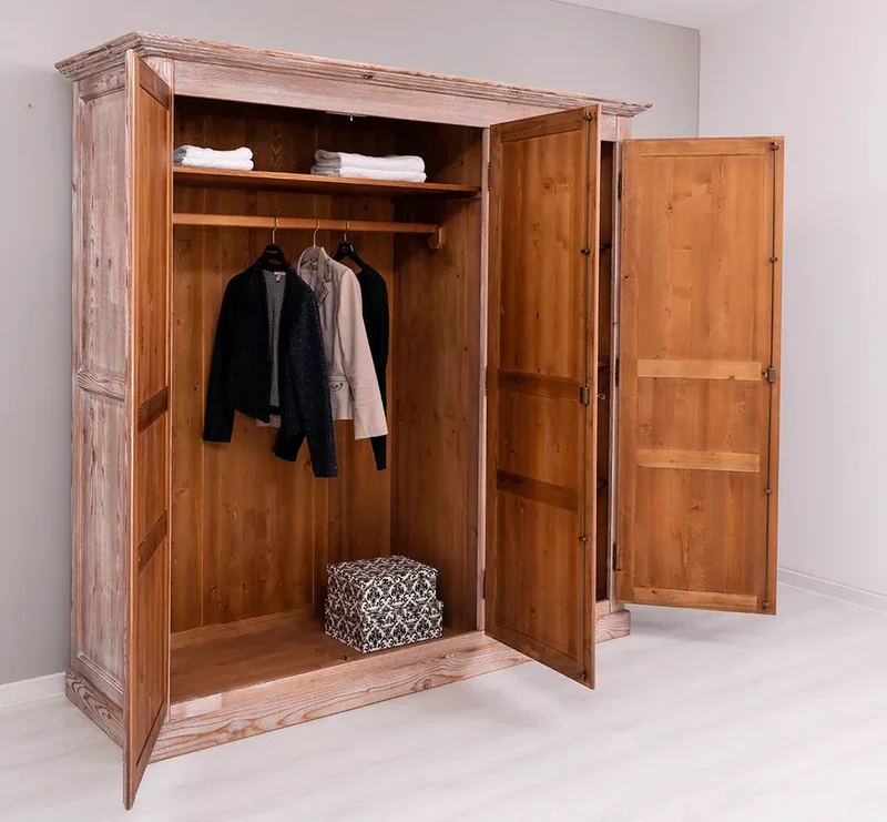 Vintage Kleiderschrank aus Massivholz mit drei Türen
