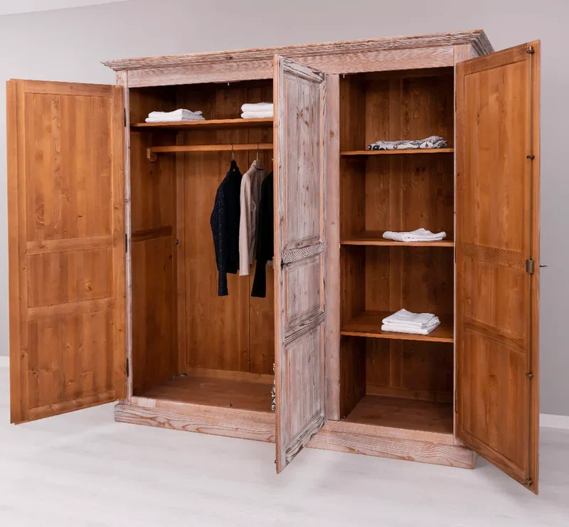 Vintage Kleiderschrank aus Massivholz mit drei Türen