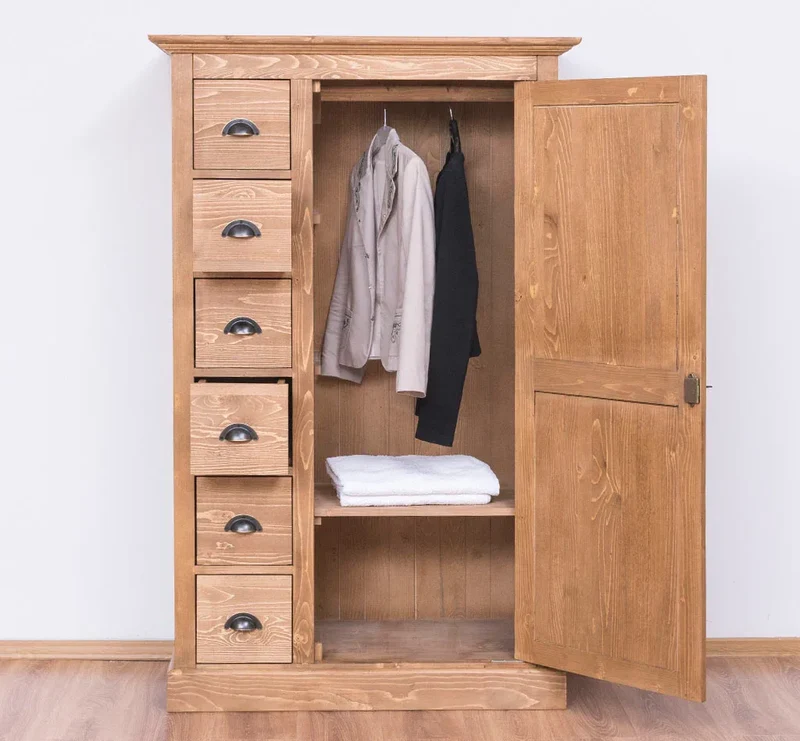 Kleiner Schrank im Landhausstil aus Massivholz mit 6 Schubladen