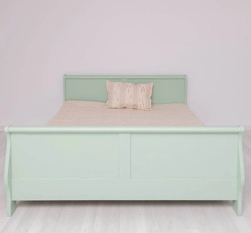 Landhausbett mit geschwungenem Kopf- und Fußteil mit Schubkästen