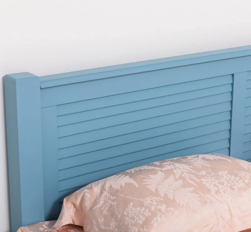 Landhausbett aus Massivholz mit Lamellen in verschiedenen Größen & Farben