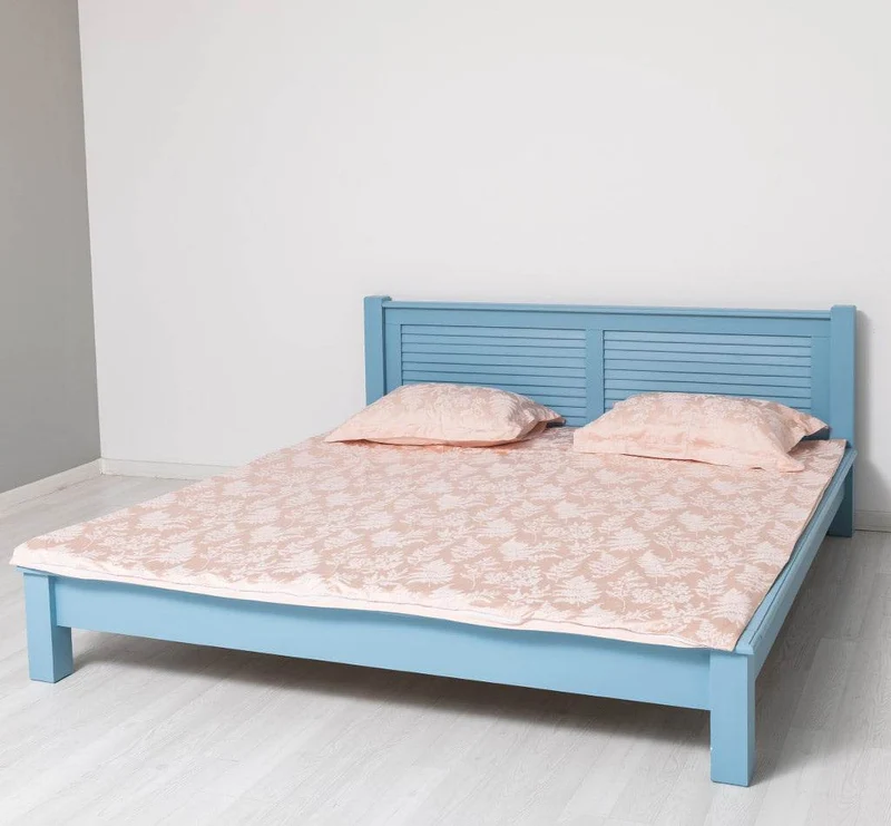 Landhausbett aus Massivholz mit Lamellen in verschiedenen Größen & Farben