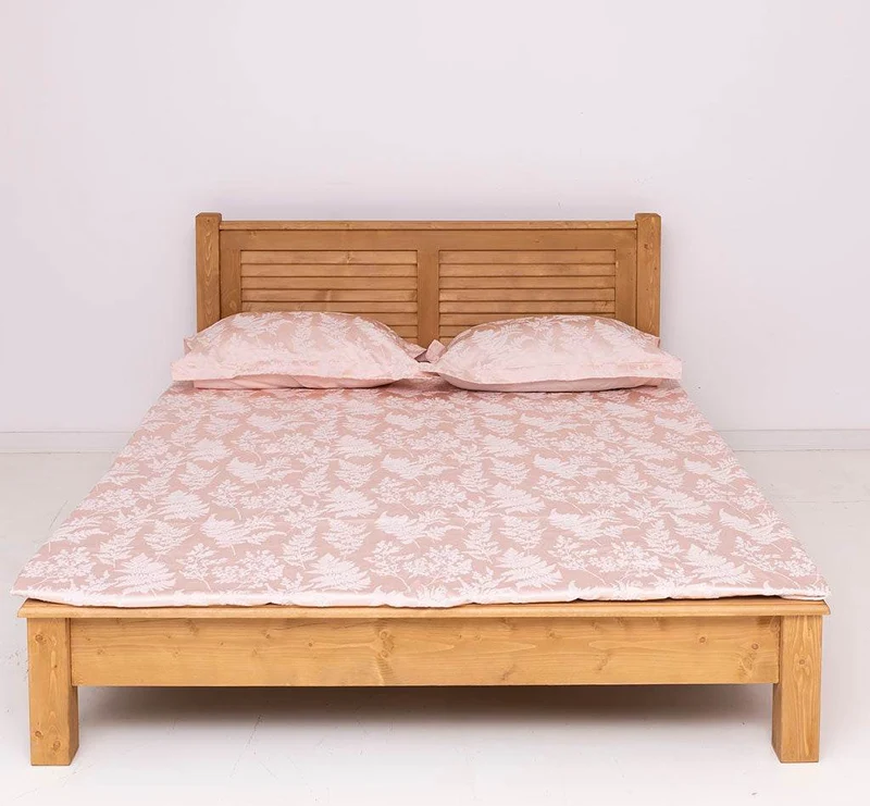 Landhausbett aus Massivholz mit Lamellen in verschiedenen Größen & Farben