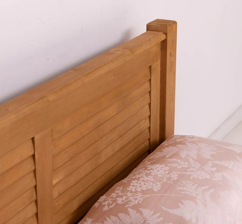 Landhausbett aus Massivholz mit Lamellen in verschiedenen Größen & Farben