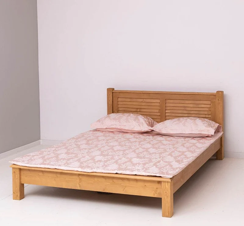 Landhausbett aus Massivholz mit Lamellen in verschiedenen Größen & Farben