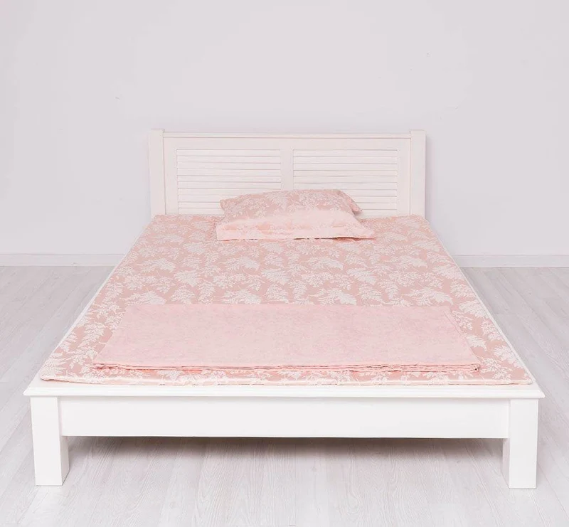Landhausbett aus Massivholz mit Lamellen in verschiedenen Größen & Farben