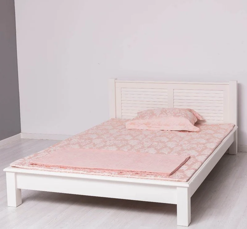 Landhausbett aus Massivholz mit Lamellen in verschiedenen Größen & Farben