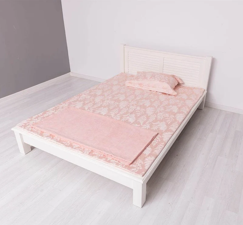 Landhausbett aus Massivholz mit Lamellen in verschiedenen Größen & Farben