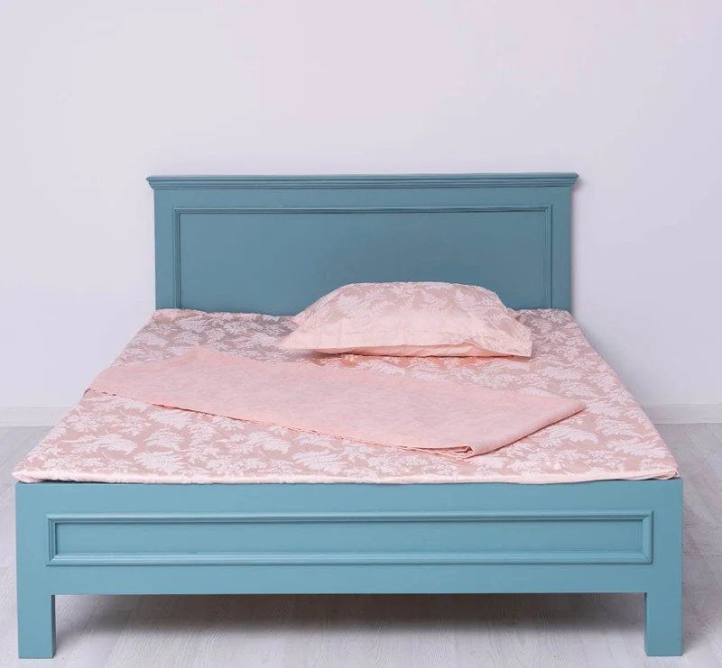 Elegantes Bett aus Massivholz im Landhausstil