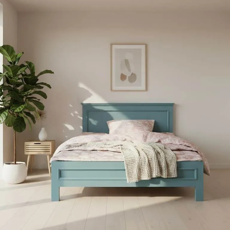 Elegantes Bett aus Massivholz im Landhausstil