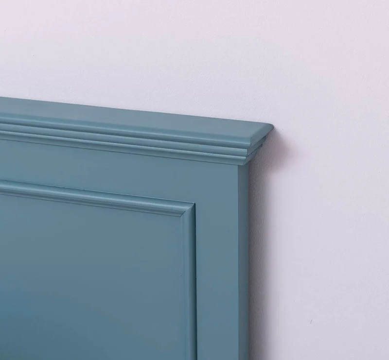 Elegantes Bett aus Massivholz im Landhausstil