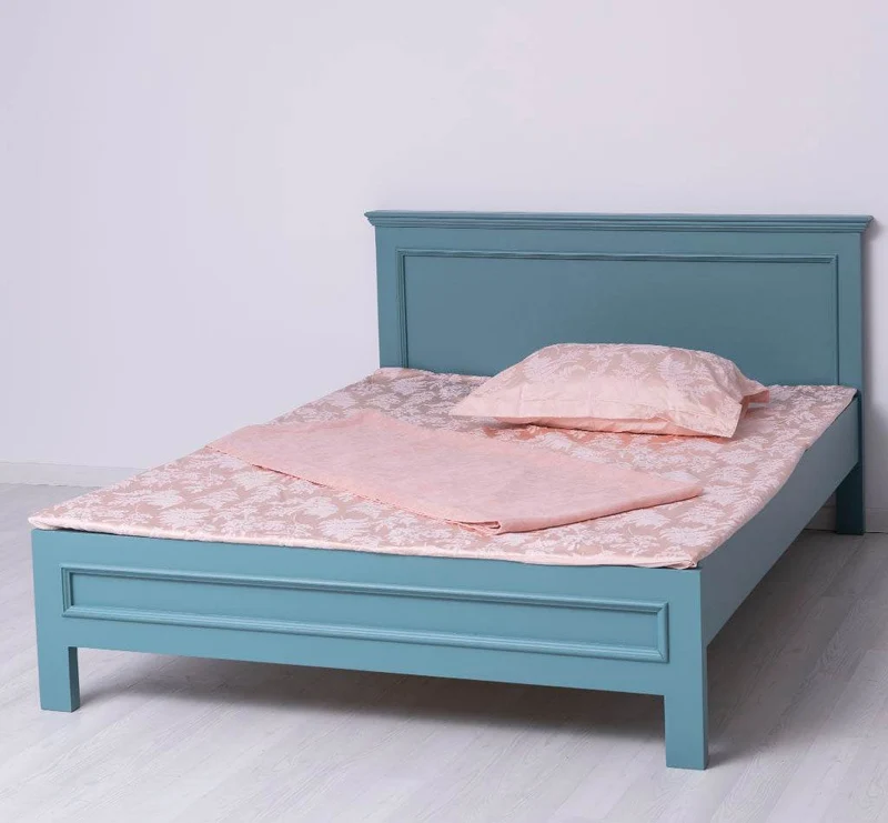 Elegantes Bett aus Massivholz im Landhausstil