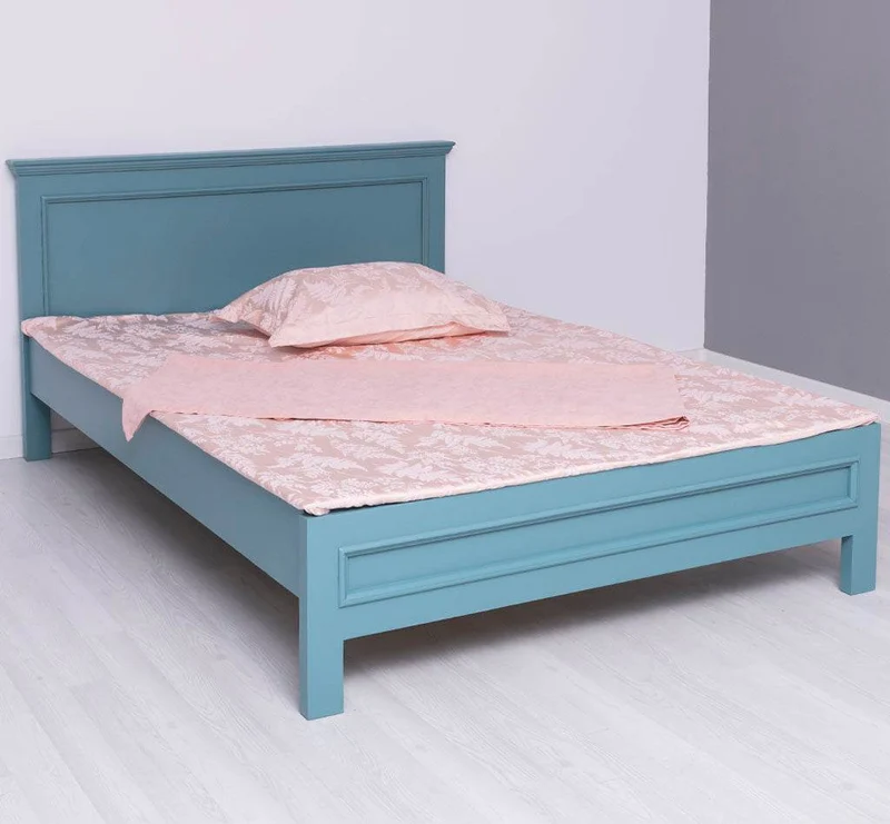 Elegantes Bett aus Massivholz im Landhausstil