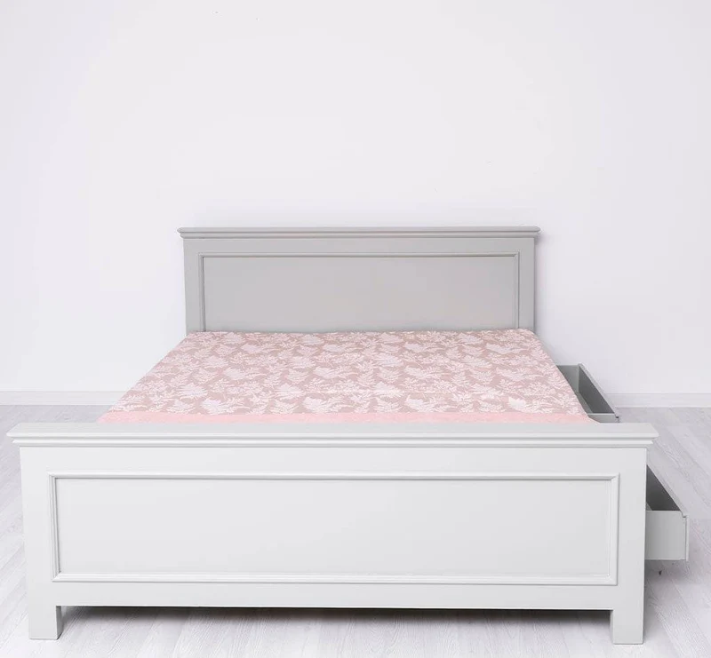 Bett aus Massivholz im Landhausstil mit Schubladen