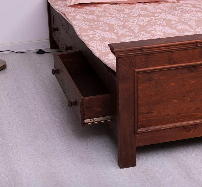 Bett aus Massivholz im Landhausstil mit Schubladen