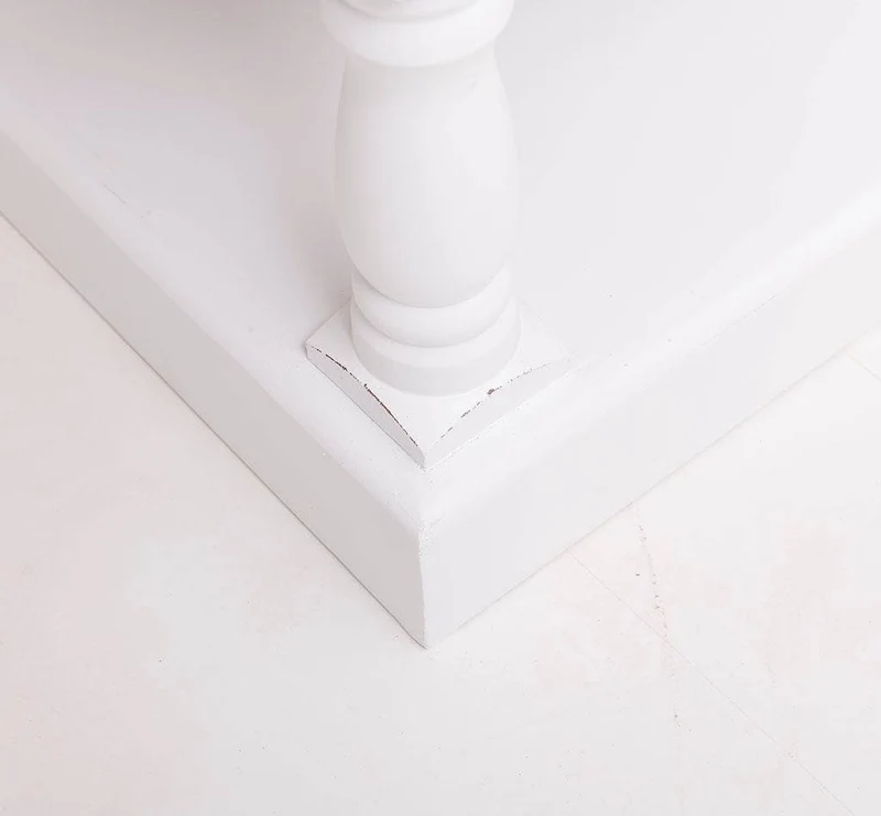 Kleiner Couchtisch aus Massivholz im Landhausstil mit Schublade
