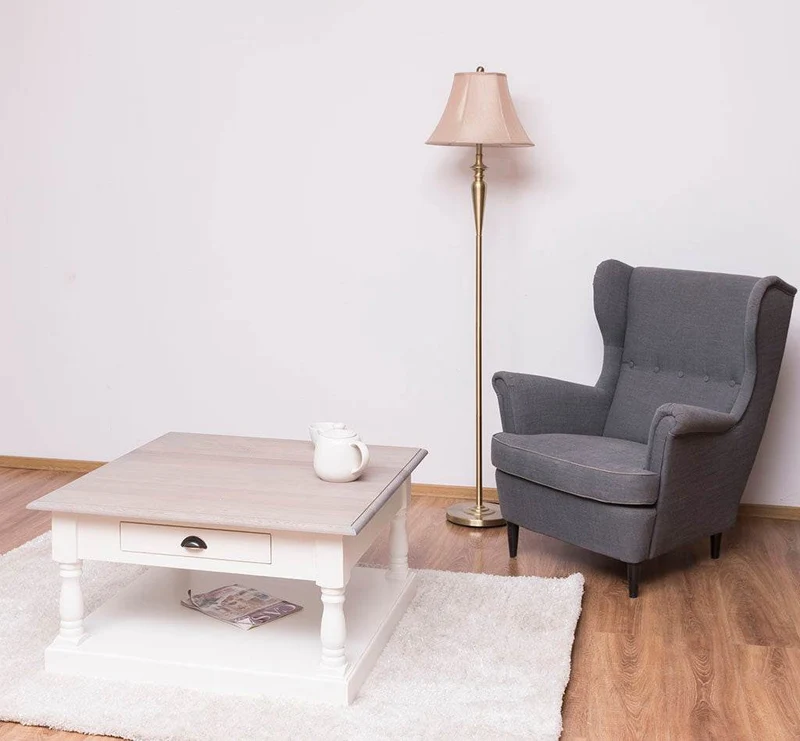 Kleiner Couchtisch aus Massivholz im Landhausstil mit Schublade