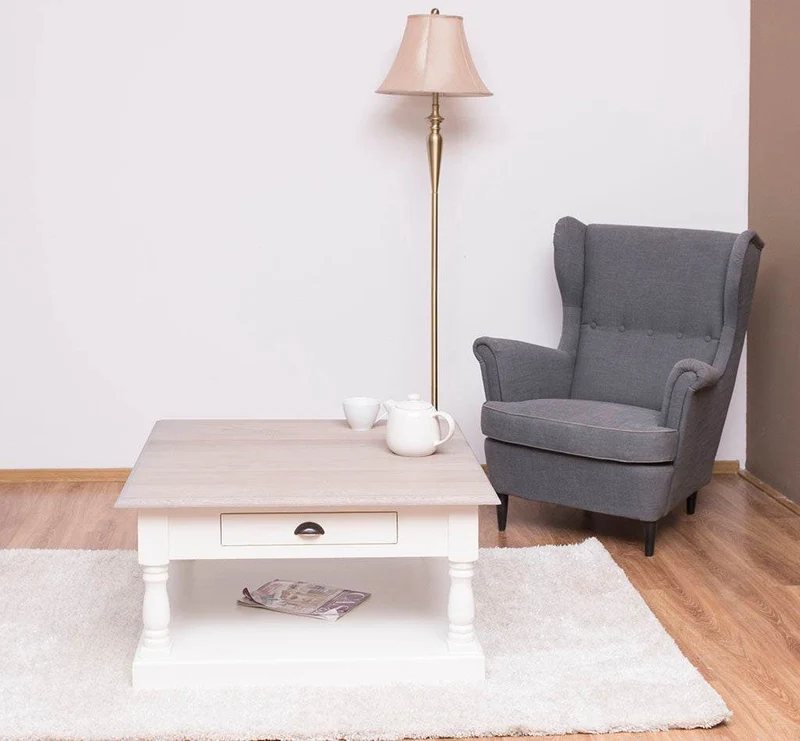 Kleiner Couchtisch aus Massivholz im Landhausstil mit Schublade