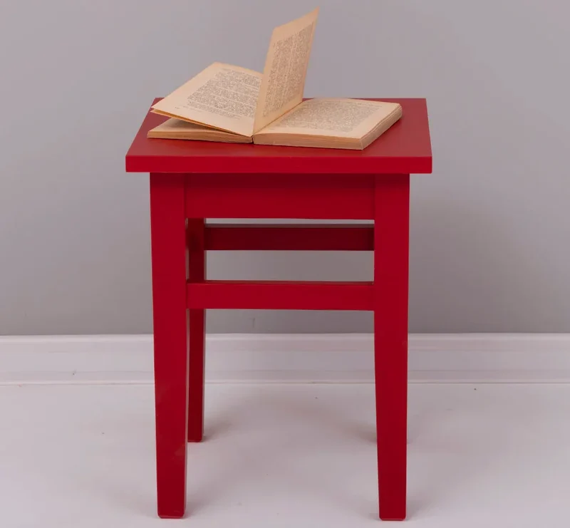 Hocker aus Massivholz in verschiedenen Farben