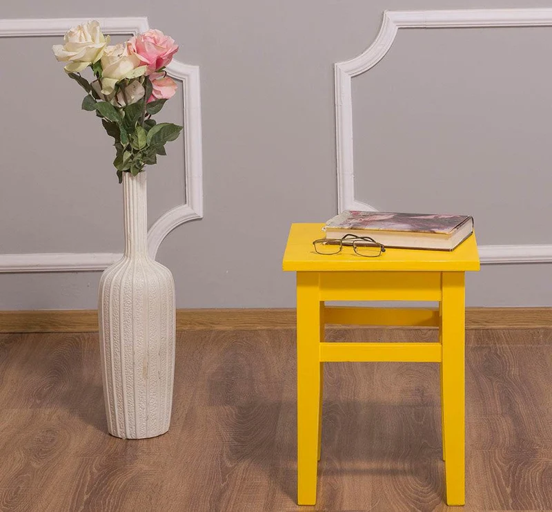 Hocker aus Massivholz in verschiedenen Farben