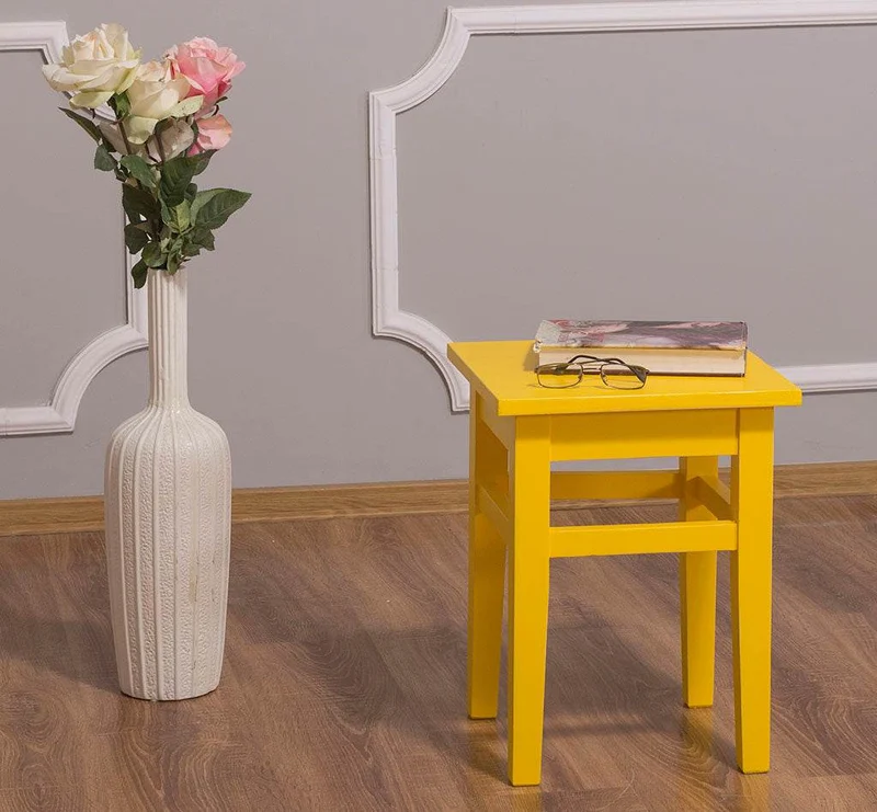 Hocker aus Massivholz in verschiedenen Farben
