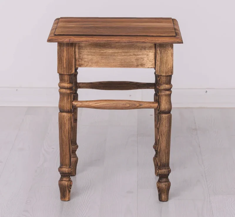 Hocker aus Massivholz mit gedrechselten Beinen