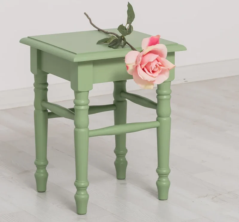 Hocker aus Massivholz mit gedrechselten Beinen