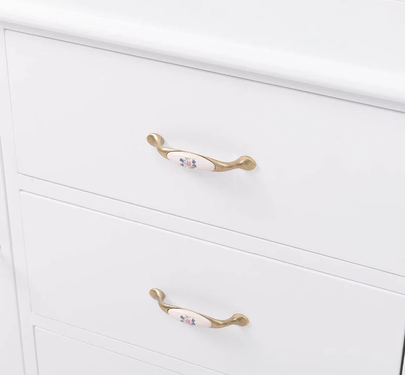 Großer Esszimmerschrank aus Massivholz mit Display und Kippfächern