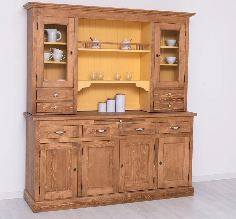 Breiter Buffetschrank aus Massivholz im Landhausstil