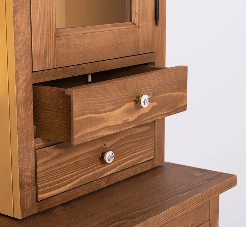 Breiter Buffetschrank aus Massivholz im Landhausstil