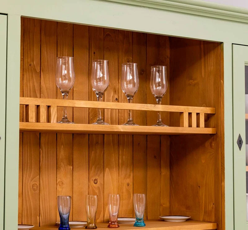 Breiter Buffetschrank aus Massivholz im Landhausstil