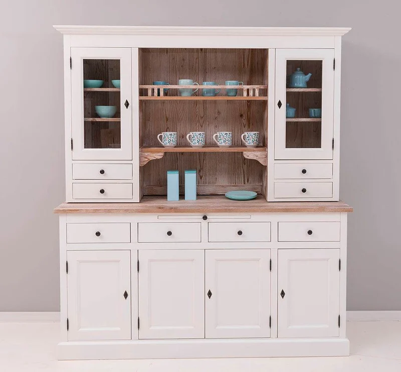Breiter Buffetschrank aus Massivholz im Landhausstil