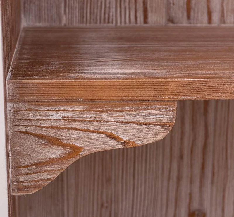 Breiter Buffetschrank aus Massivholz im Landhausstil