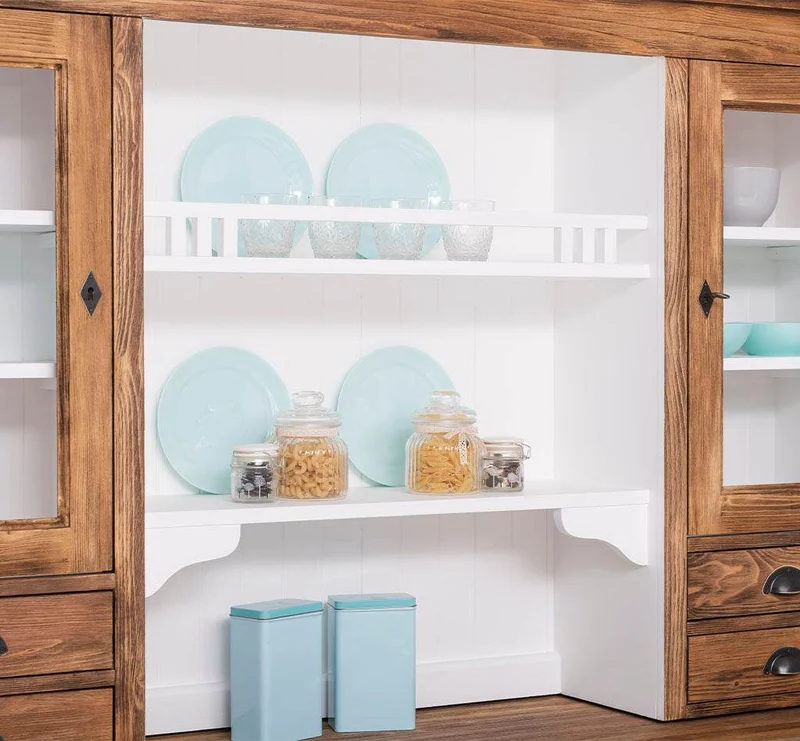 Breiter Buffetschrank aus Massivholz im Landhausstil
