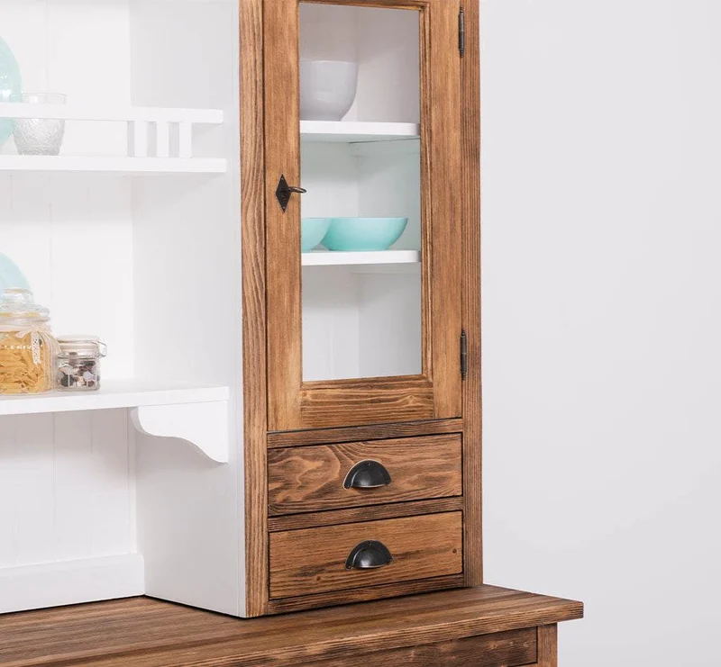Breiter Buffetschrank aus Massivholz im Landhausstil