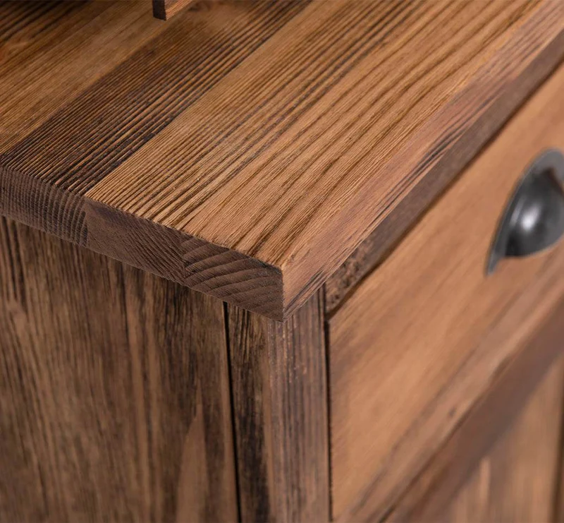 Breiter Buffetschrank aus Massivholz im Landhausstil