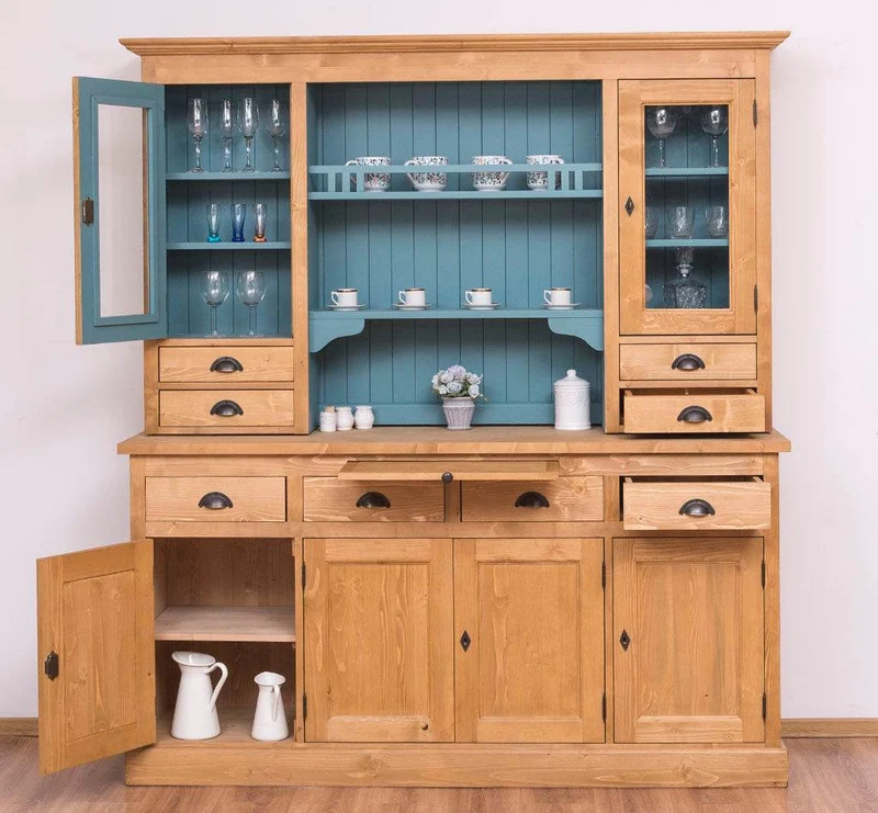 Breiter Buffetschrank aus Massivholz im Landhausstil